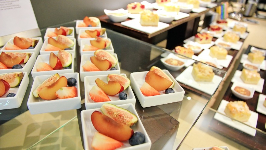Kaffeepause mit Obst und Kuchen Kaffeepause mit Obst und Kuchen